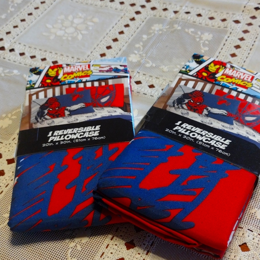 2 Marvel comics pillow cases reversible